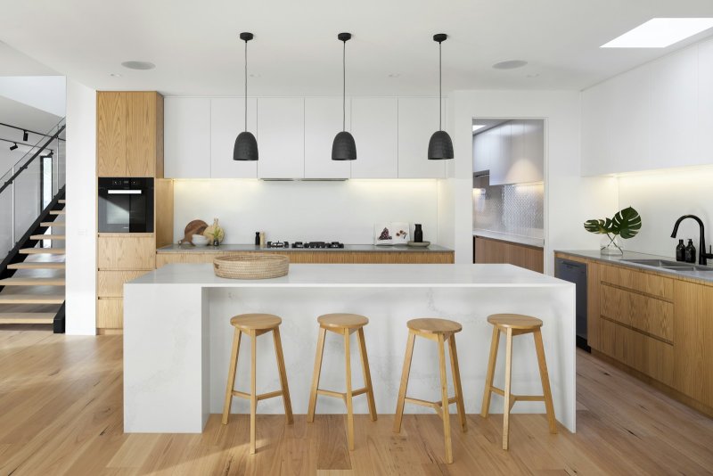 7 Metre Tavan Yüksekliğinde 210 m² Brütalist Beton Efekt ve Biyoetanol Şömine Duvarı — Boodrumconcept